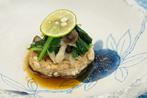 小松菜、きのこのおろし和えのせ豆腐ハンバーグ