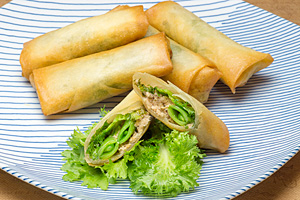 スナップエンドウとわさび菜の春巻き
